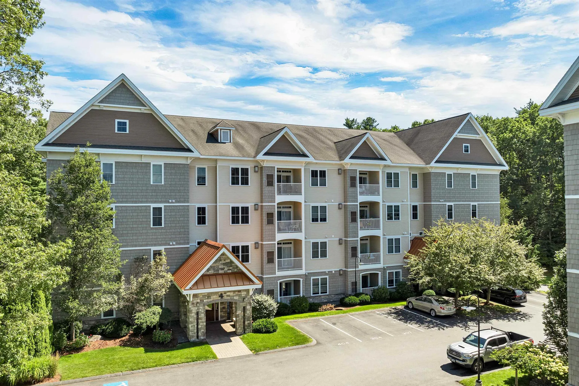 Nashua NH, 4 Henry David Drive, Unit 203