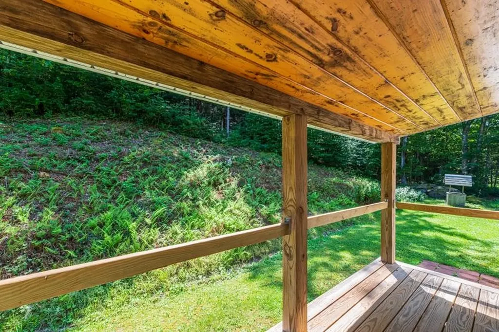 25 Felton Road Weston VT 05161