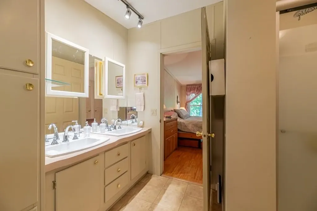 25 Felton Road Weston VT 05161