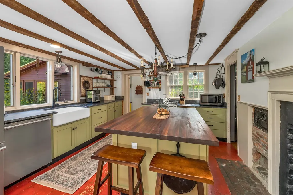 76 Nottingham Road Deerfield NH 03037