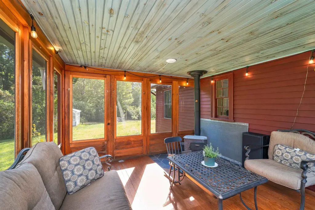 76 Nottingham Road Deerfield NH 03037