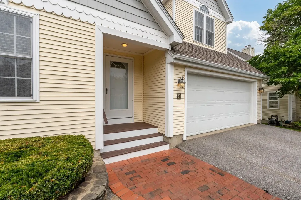 23 Hampton Meadows Hampton NH 03842