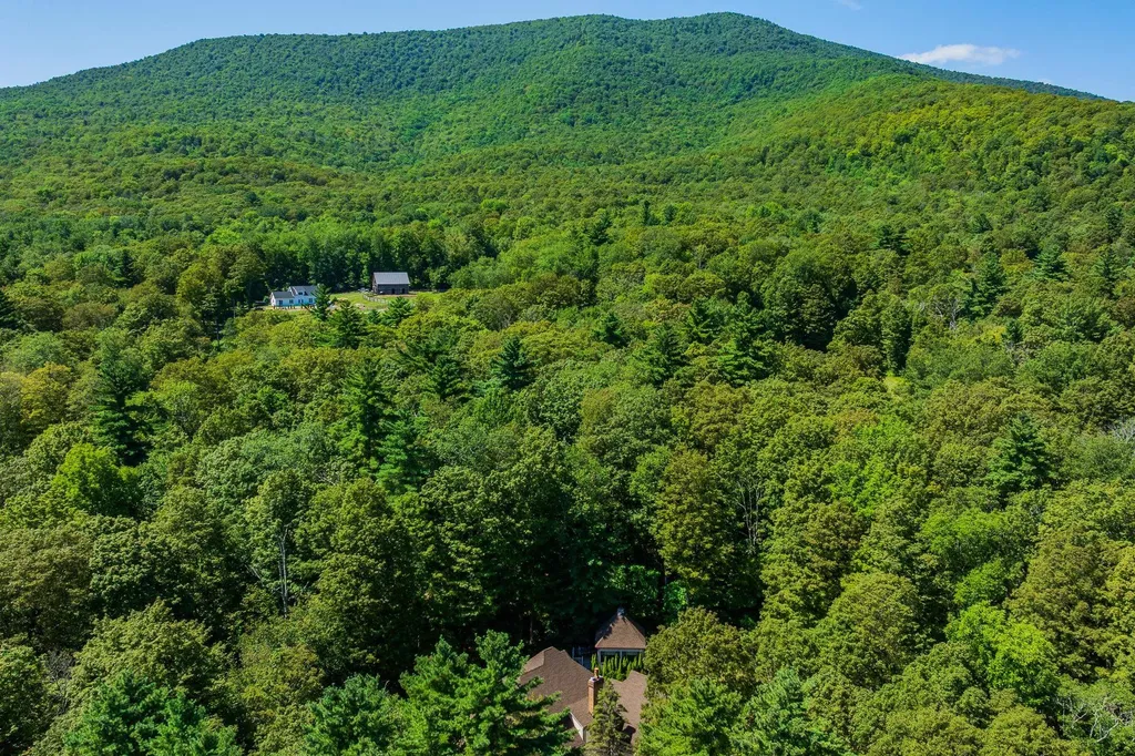 932 Mcnamara Road Dorset VT 05251