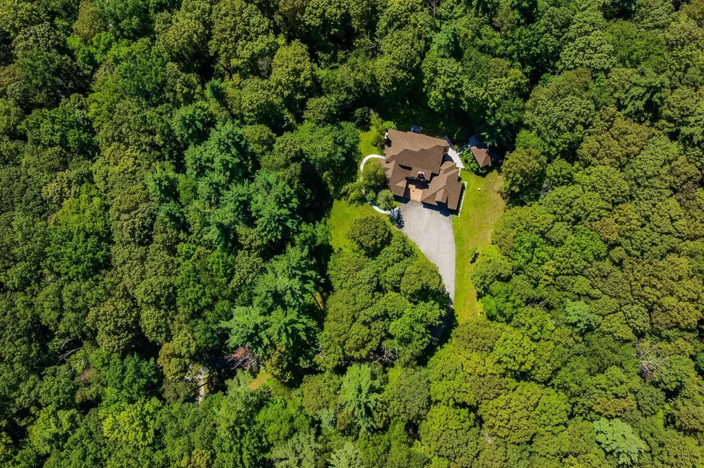 932 Mcnamara Road Dorset VT 05251