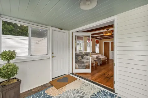 6 On The Common Lyme NH 03768