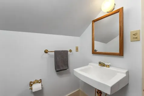 6 On The Common Lyme NH 03768