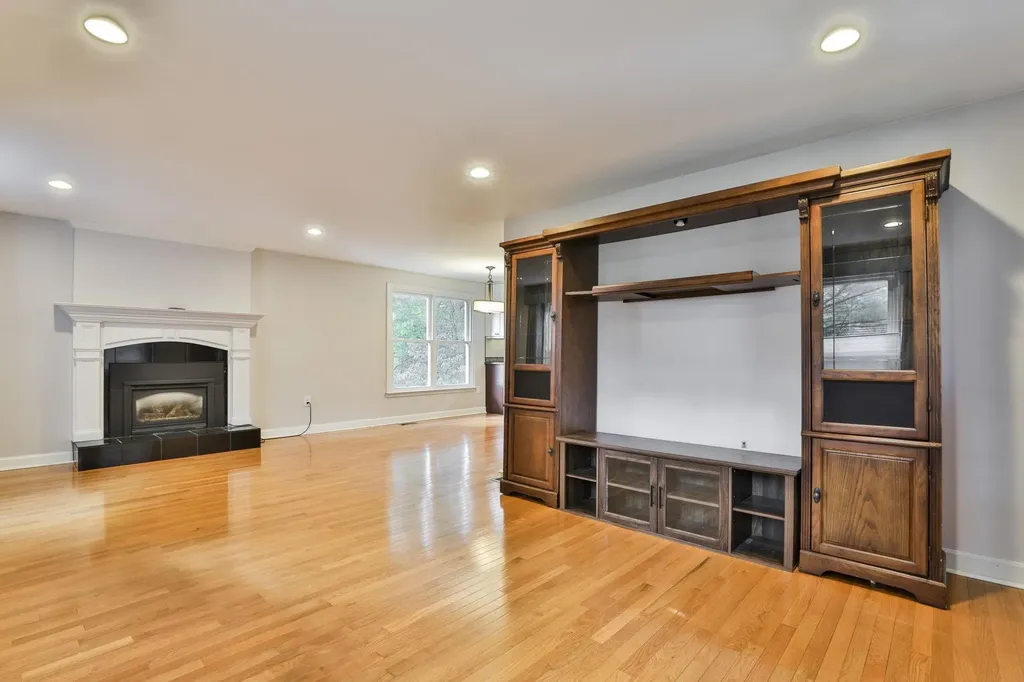 22 Cathedral Circle Nashua NH 03063