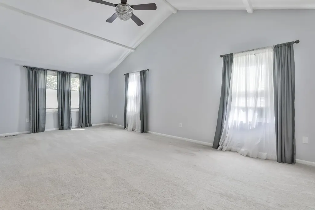 22 Cathedral Circle Nashua NH 03063