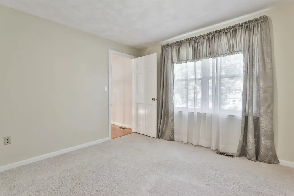 22 Cathedral Circle Nashua NH 03063