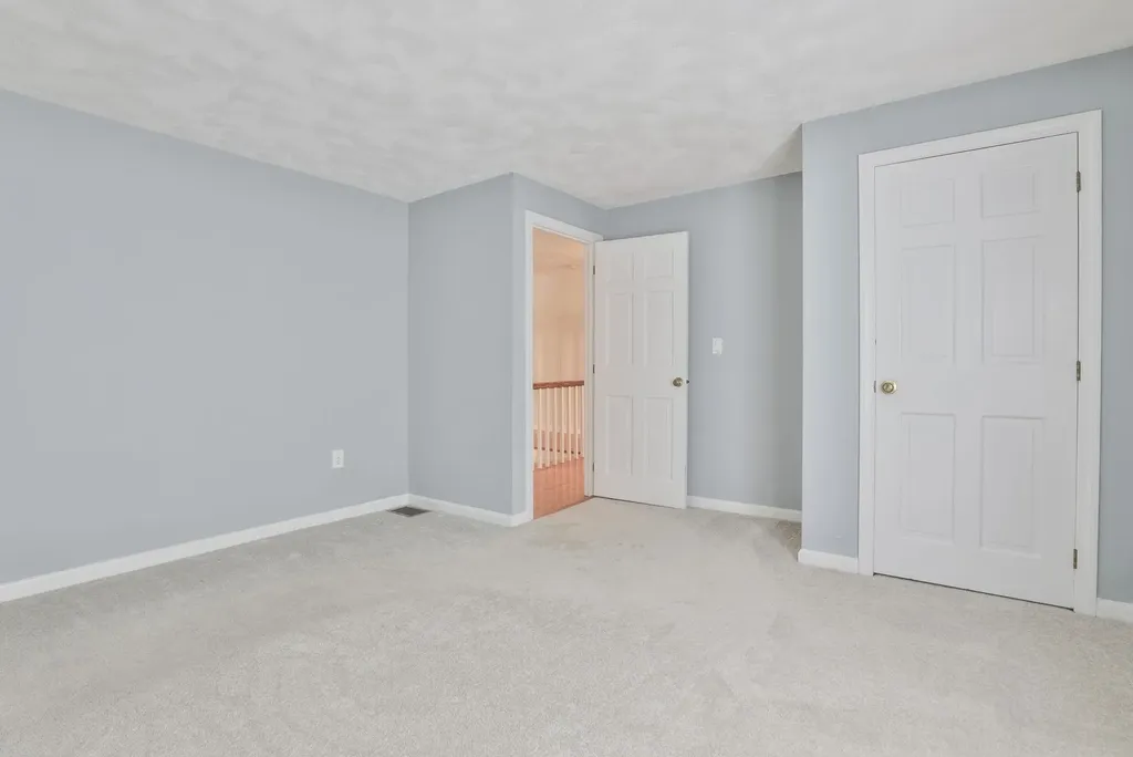 22 Cathedral Circle Nashua NH 03063