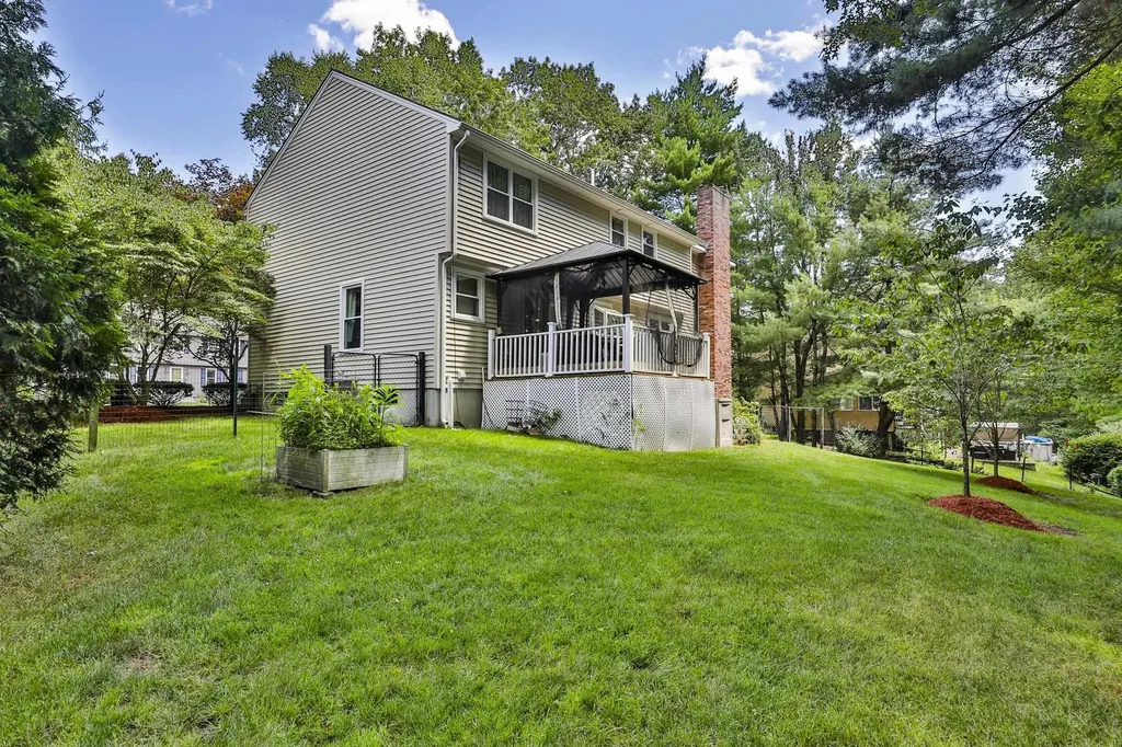 22 Cathedral Circle Nashua NH 03063