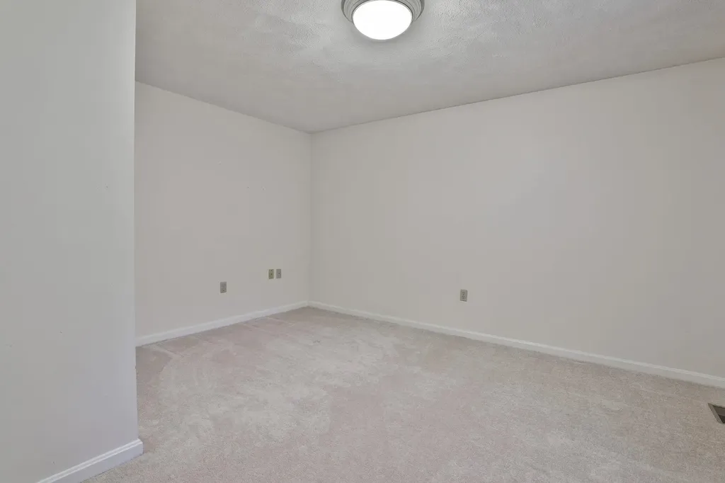 22 Cathedral Circle Nashua NH 03063