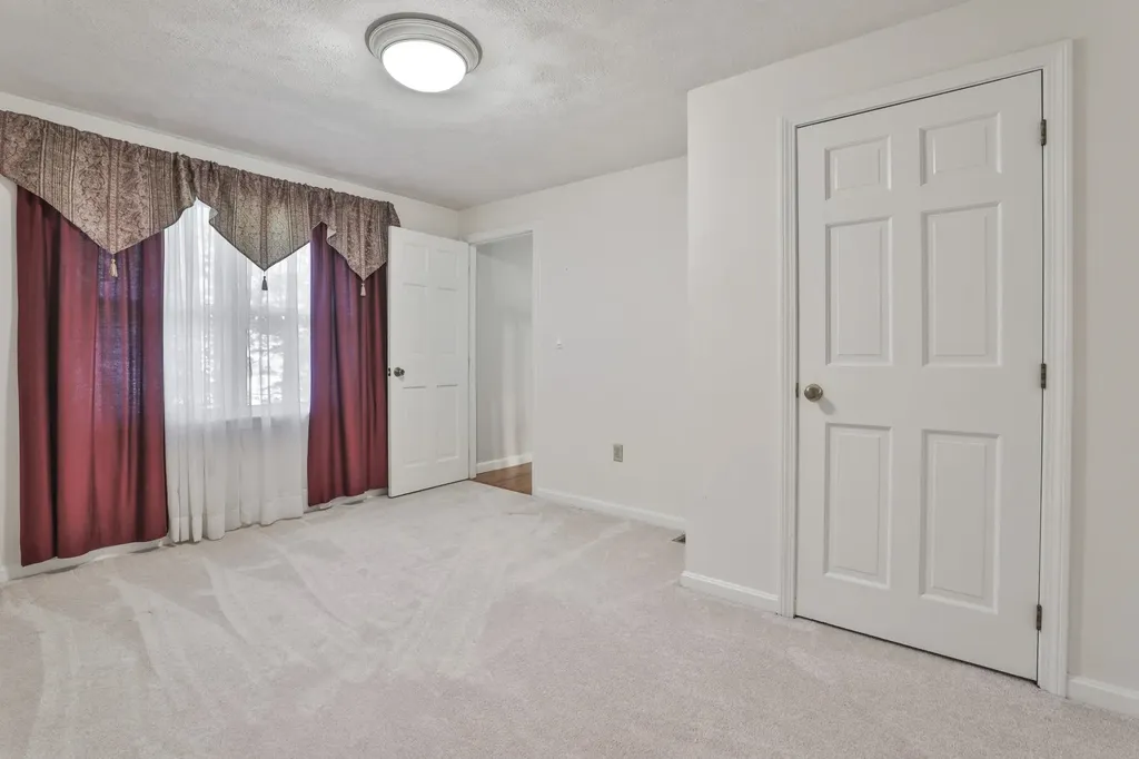 22 Cathedral Circle Nashua NH 03063