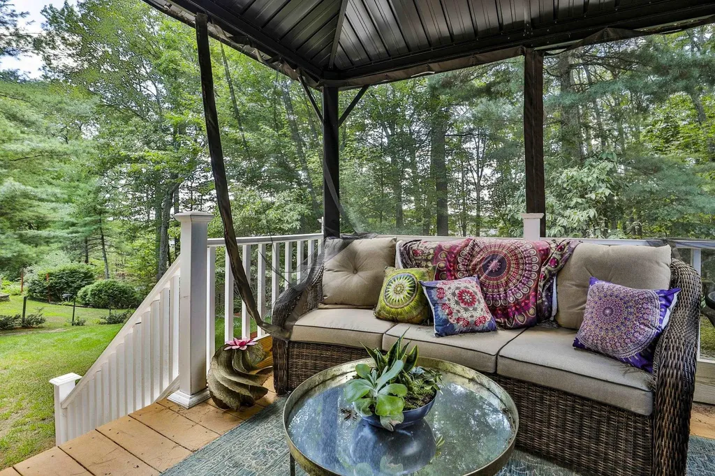 22 Cathedral Circle Nashua NH 03063