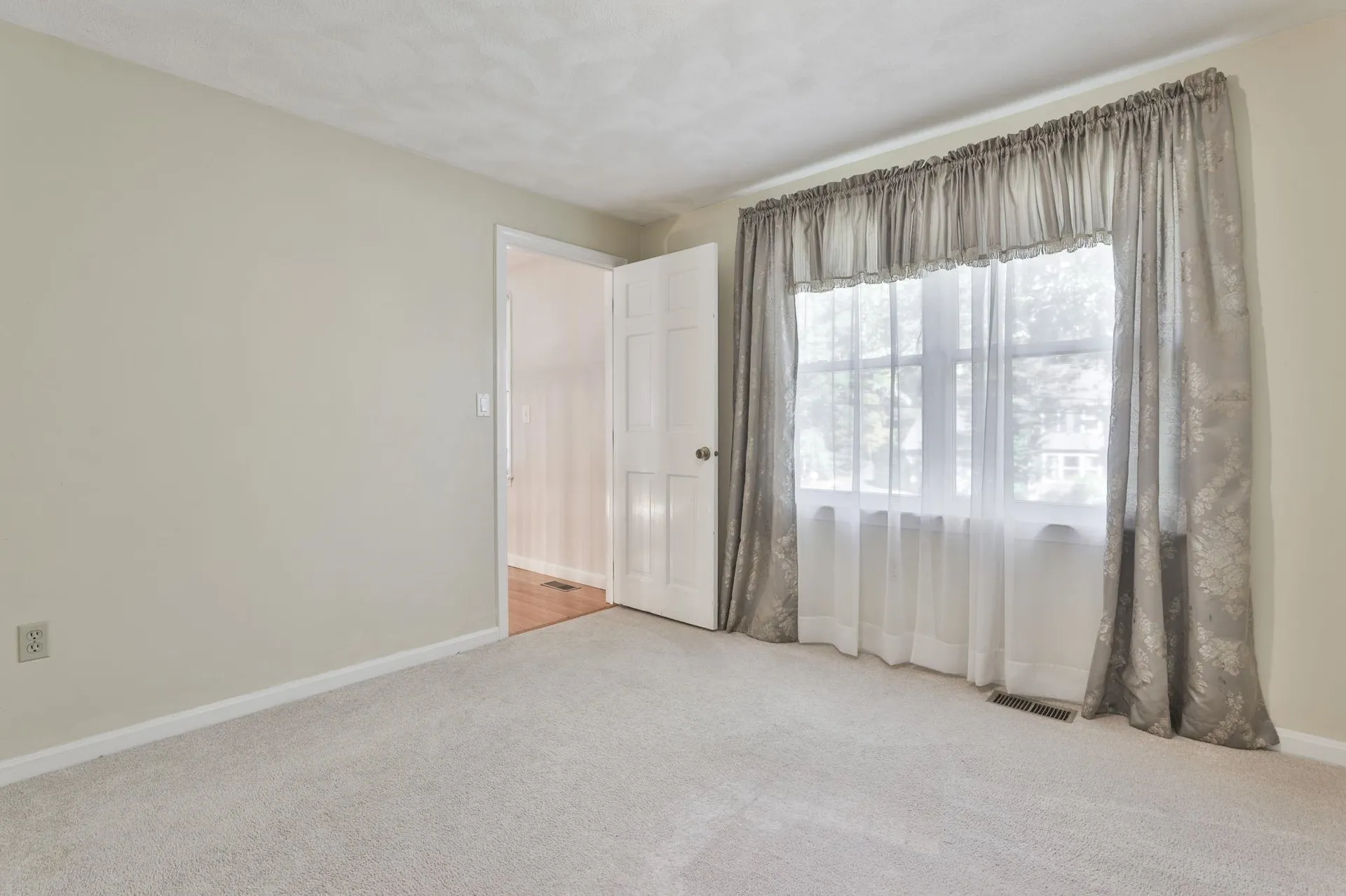 22 Cathedral Circle Nashua NH 03063