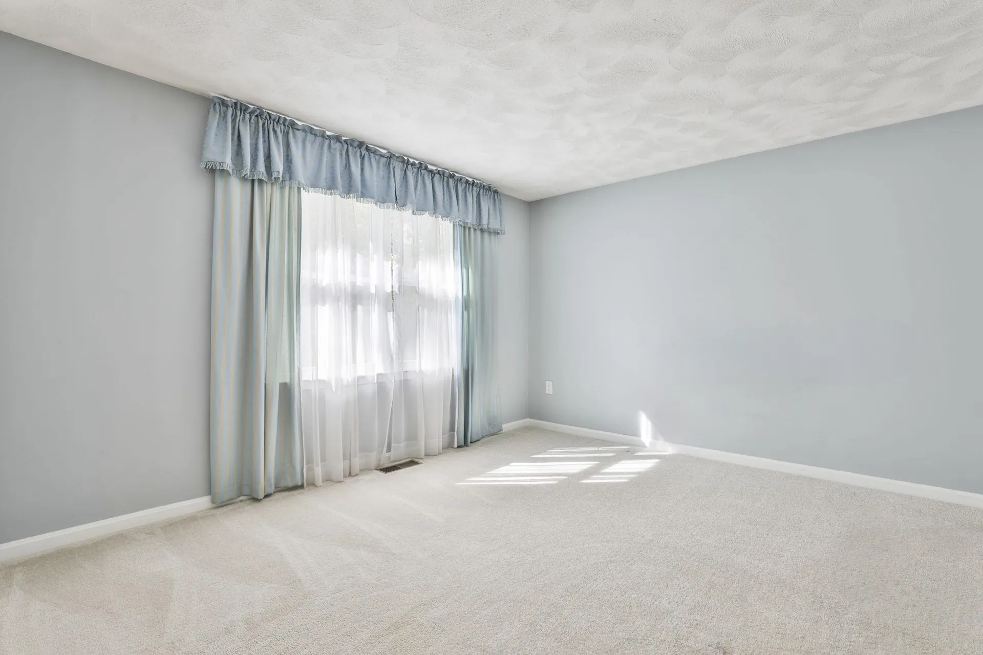 22 Cathedral Circle Nashua NH 03063