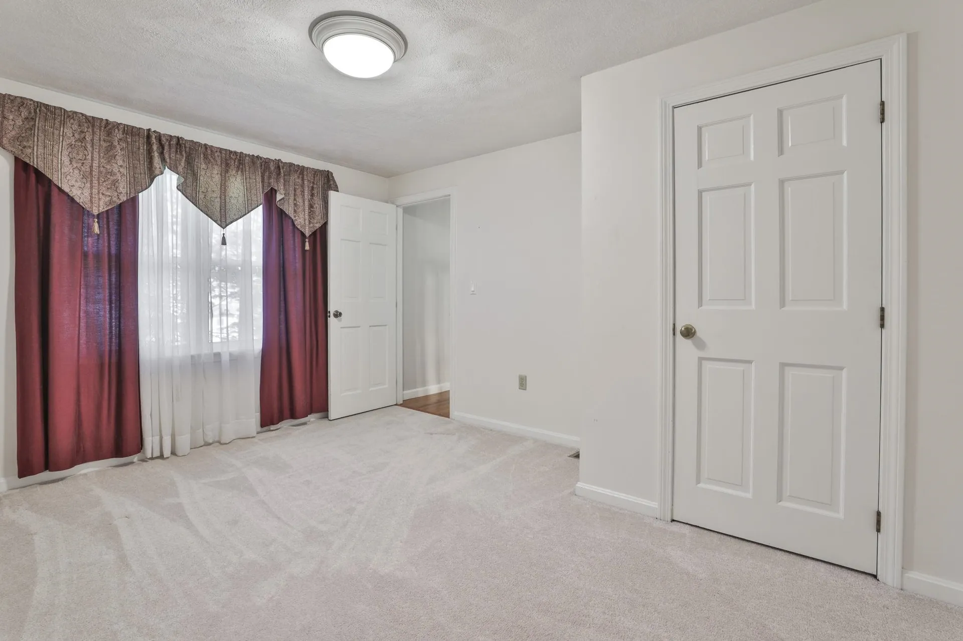 22 Cathedral Circle Nashua NH 03063