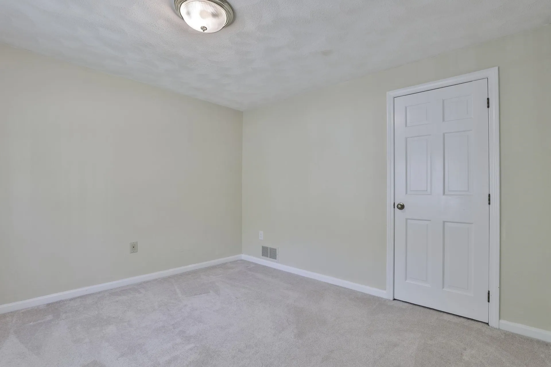 22 Cathedral Circle Nashua NH 03063