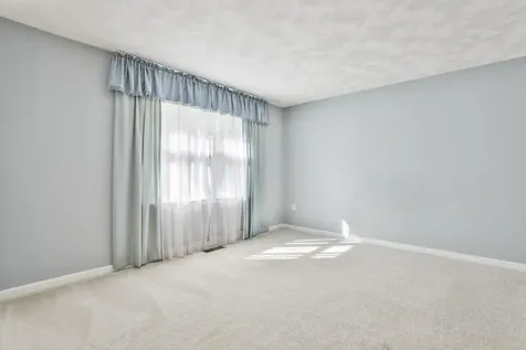 22 Cathedral Circle Nashua NH 03063