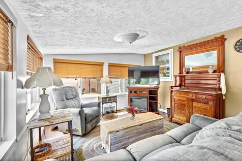 82 Fordway Extension Derry NH 03038