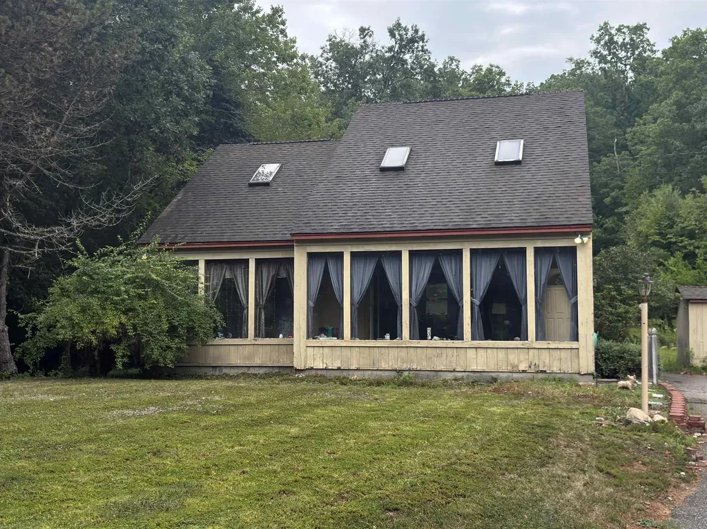 8 Grout Farm Road Raymond NH 03077