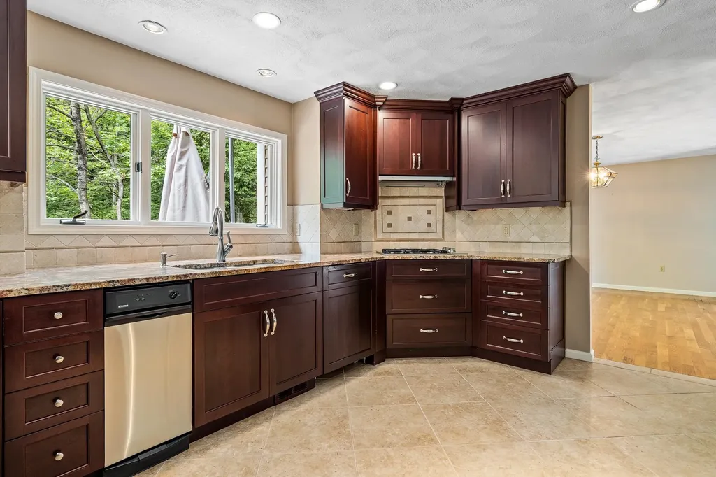 9 Pope Circle Nashua NH 03063