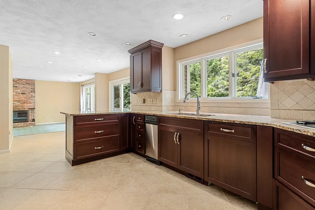 9 Pope Circle Nashua NH 03063