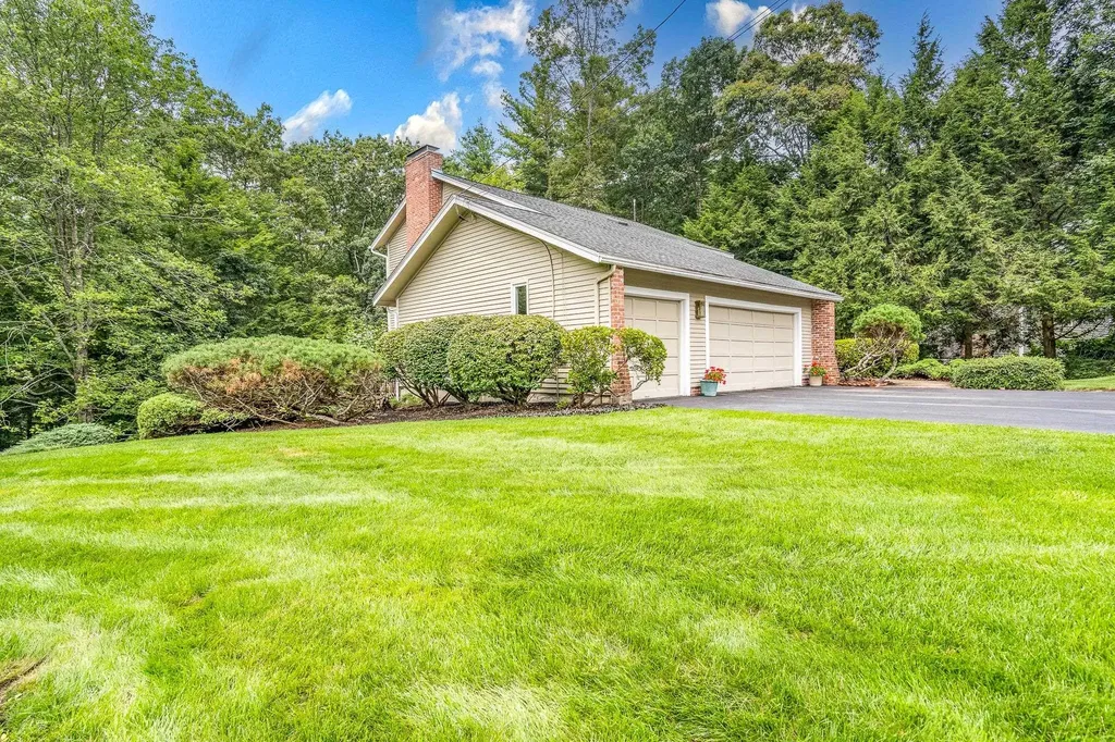 9 Pope Circle Nashua NH 03063