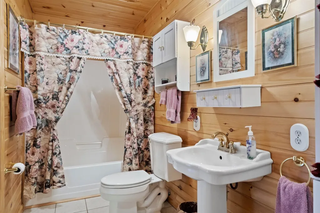 32 Lee Lane Conway NH 03860
