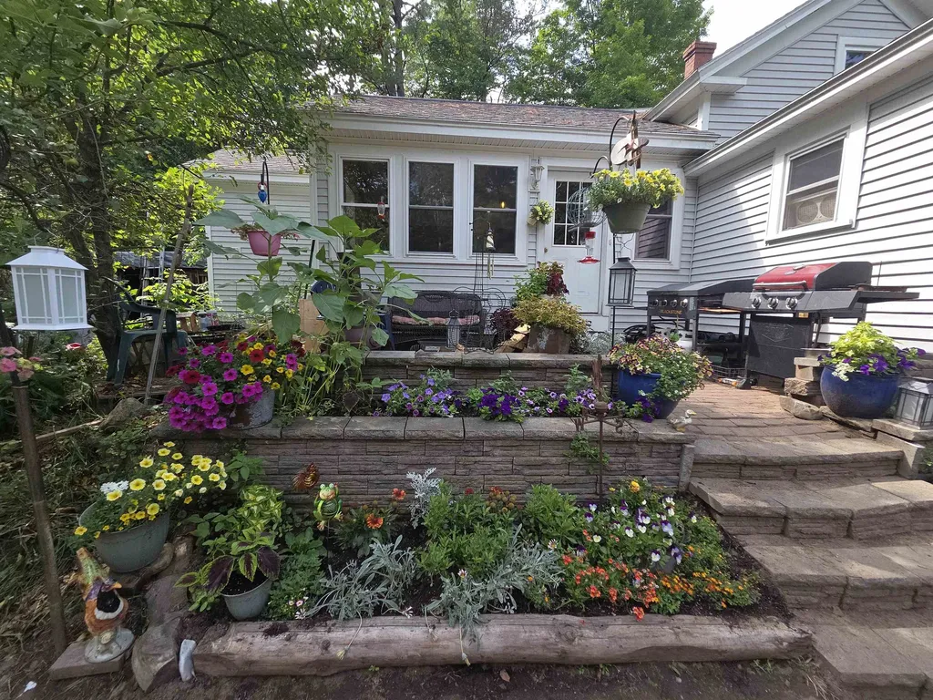 15 Canterbury Road Chichester NH 03258