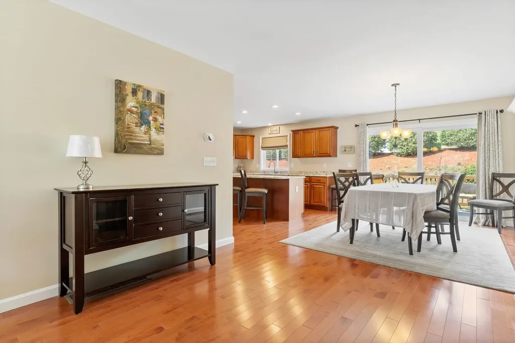 8 Farnum Court Hudson NH 03051