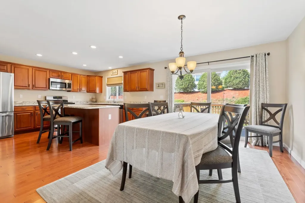8 Farnum Court Hudson NH 03051