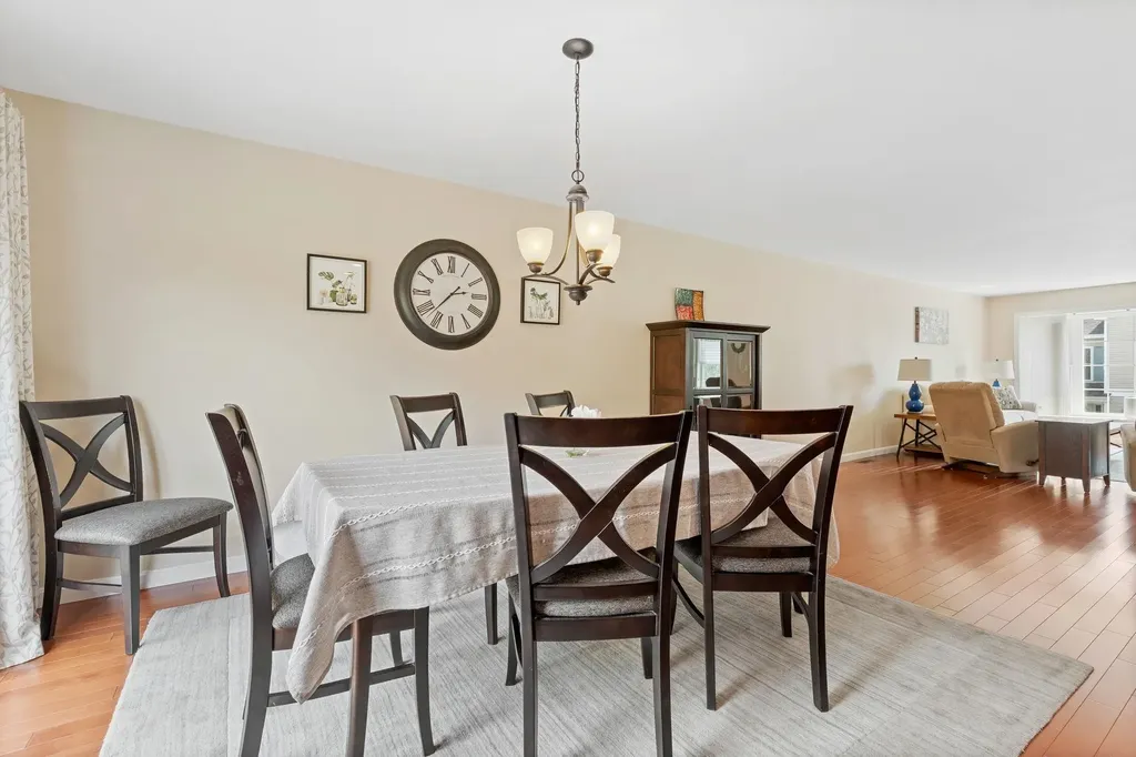 8 Farnum Court Hudson NH 03051