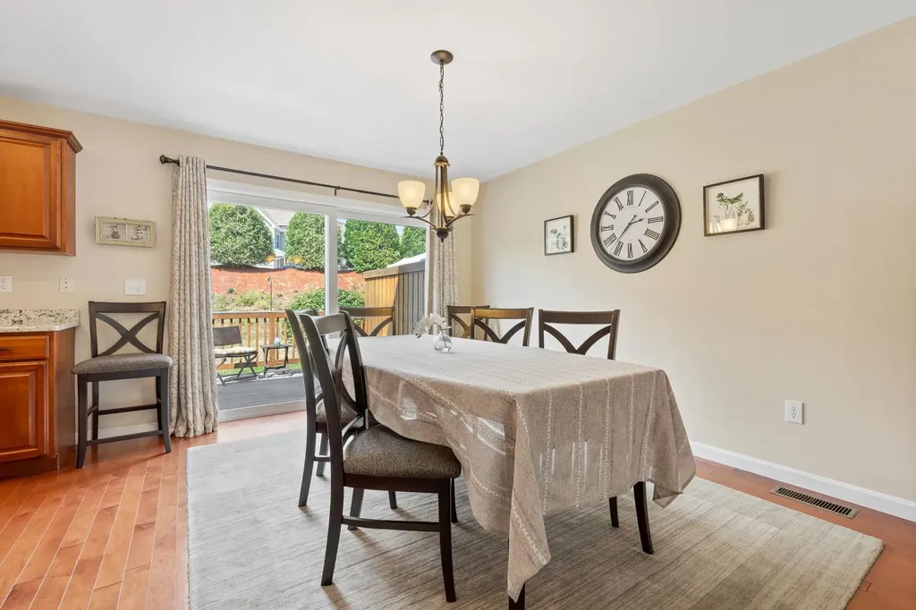 8 Farnum Court Hudson NH 03051