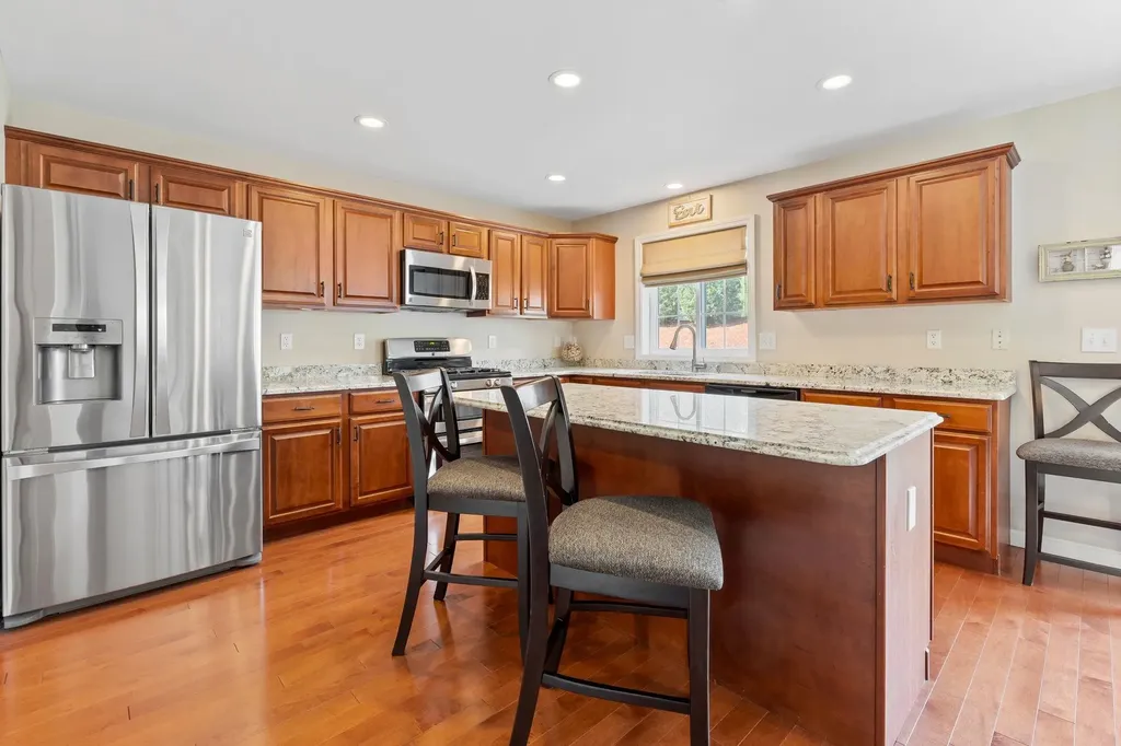 8 Farnum Court Hudson NH 03051