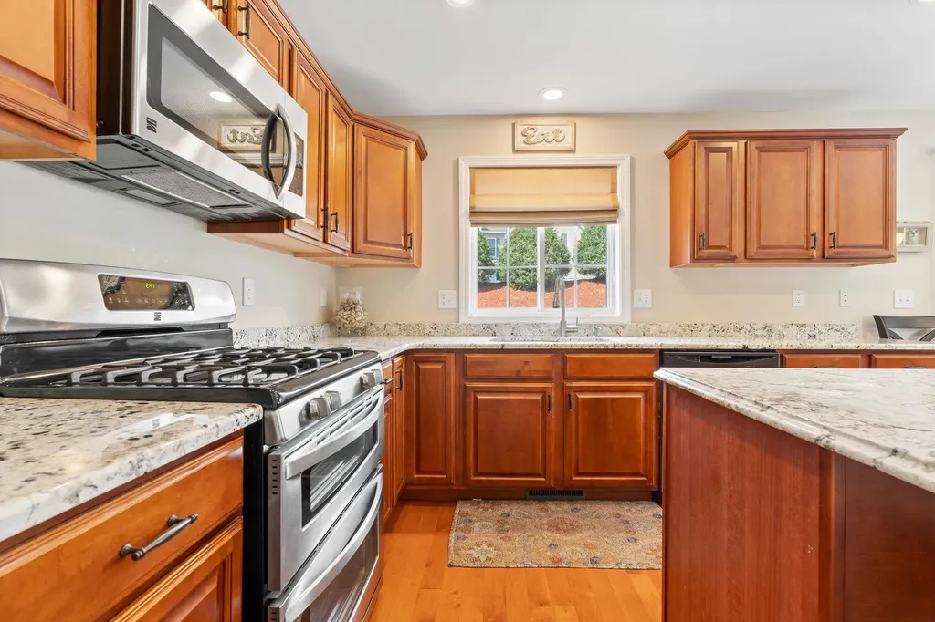 8 Farnum Court Hudson NH 03051