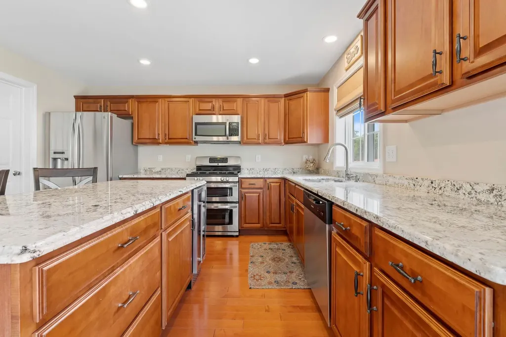 8 Farnum Court Hudson NH 03051