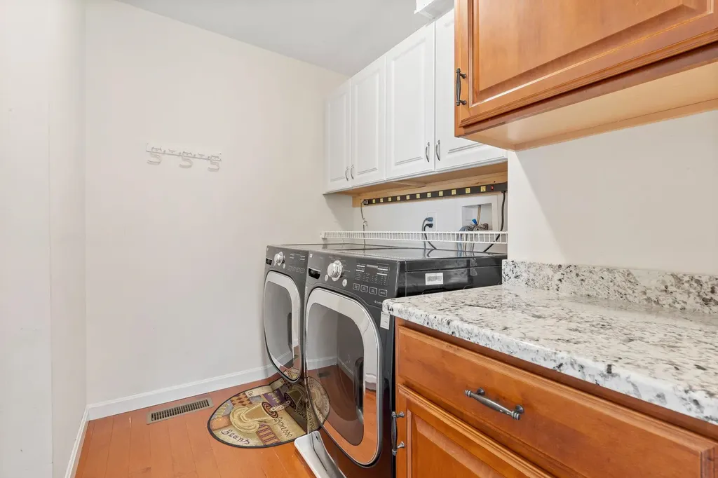 8 Farnum Court Hudson NH 03051