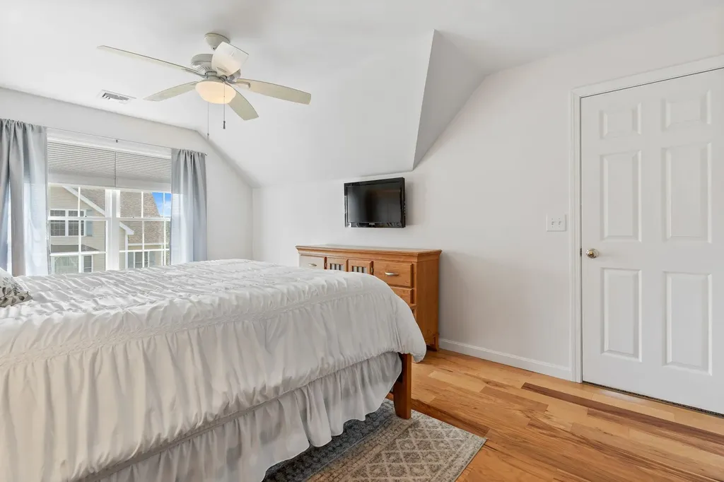 8 Farnum Court Hudson NH 03051
