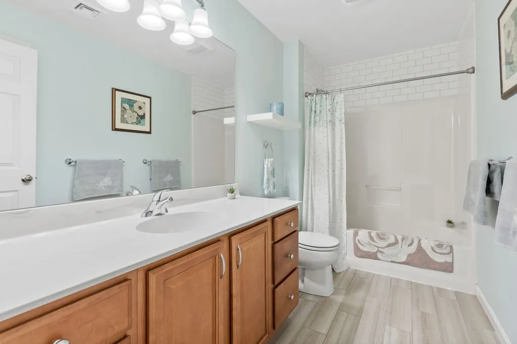 8 Farnum Court Hudson NH 03051