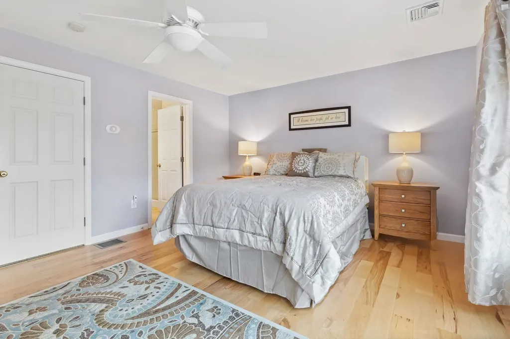 8 Farnum Court Hudson NH 03051