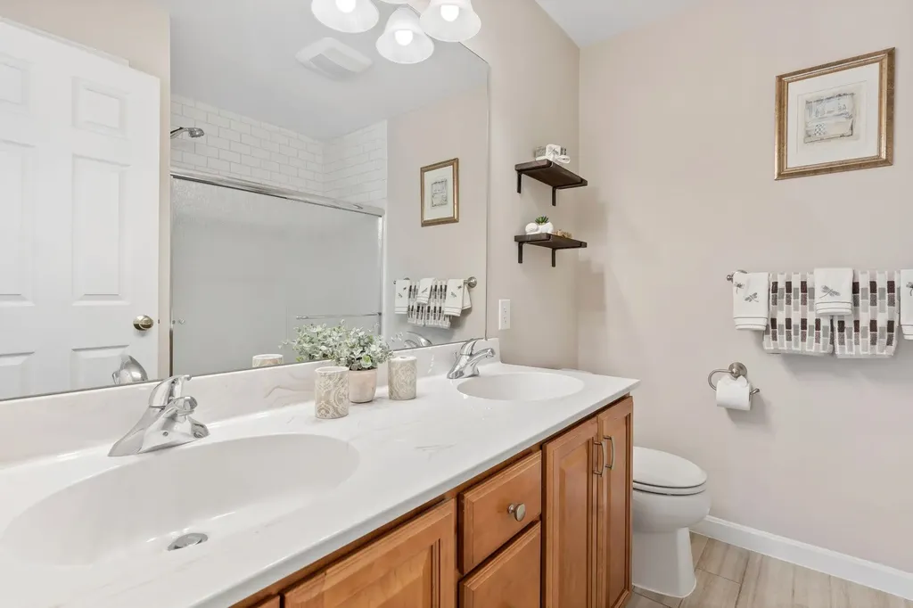 8 Farnum Court Hudson NH 03051