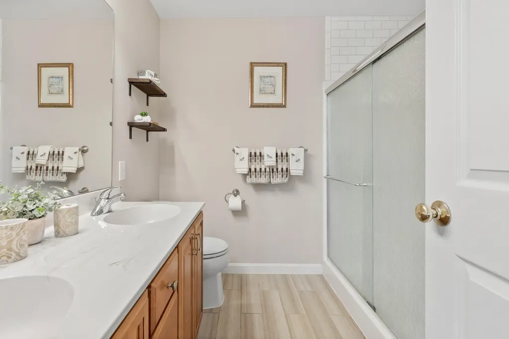 8 Farnum Court Hudson NH 03051