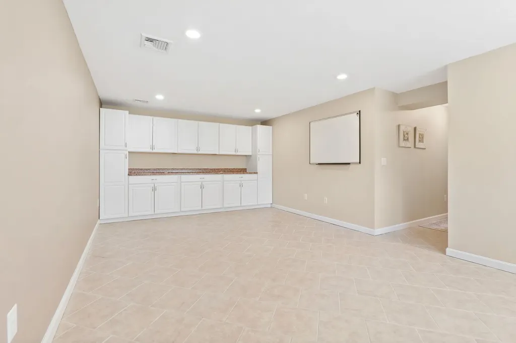 8 Farnum Court Hudson NH 03051