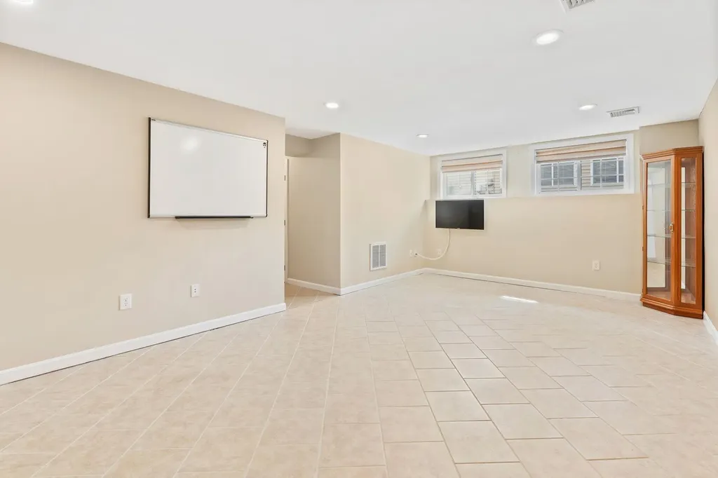 8 Farnum Court Hudson NH 03051