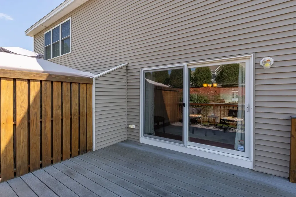 8 Farnum Court Hudson NH 03051