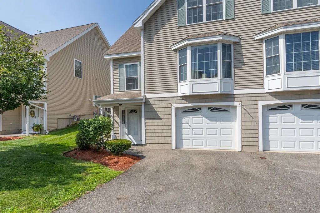 8 Farnum Court Hudson NH 03051