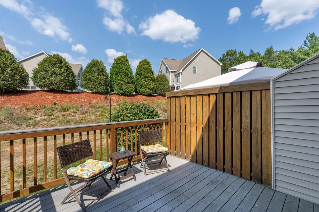 8 Farnum Court Hudson NH 03051