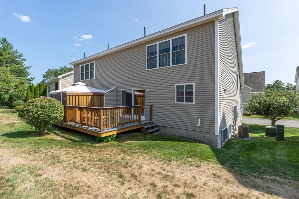 8 Farnum Court Hudson NH 03051