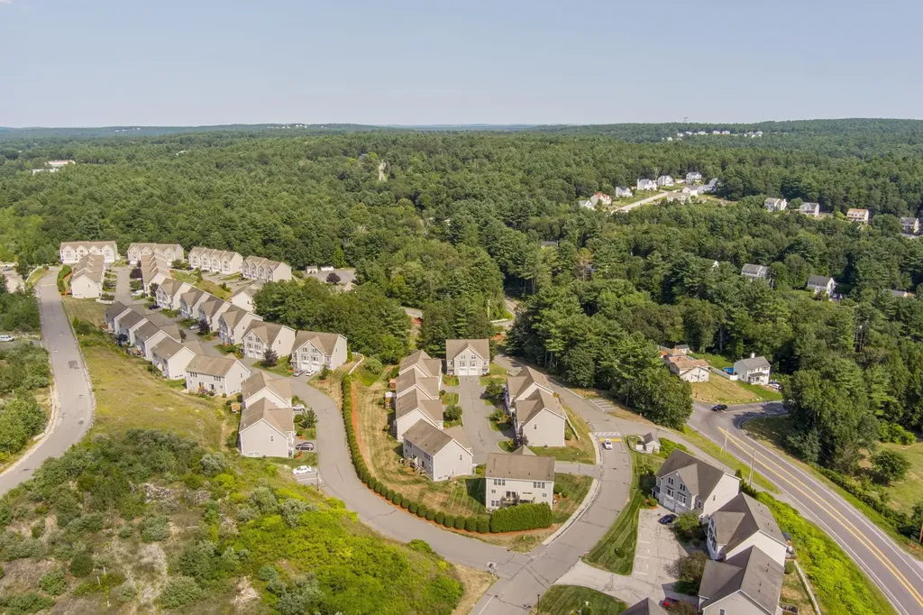 8 Farnum Court Hudson NH 03051